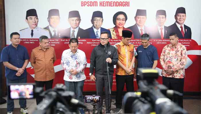 Wamendagri, Bima Arya Sugiarto berikan keterangan kepada awak media usai meninjau pemeriksaan kesehatan peserta retret