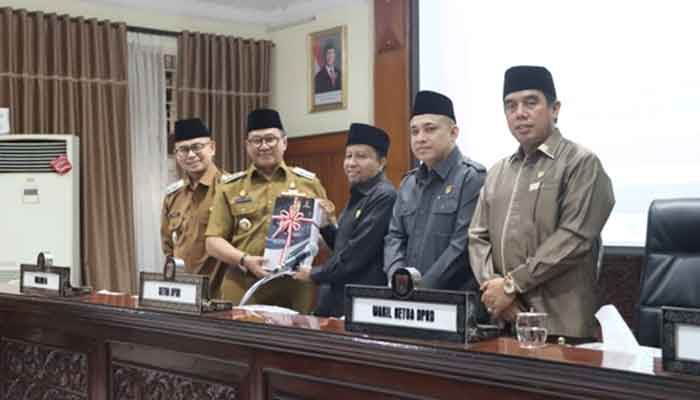 Wali Kota beserta Wakil Wali Kota hantarkan Ranperda Pertanggungjawaban Pelaksanaan APBD 2024, Selasa 10 Juni 2025.