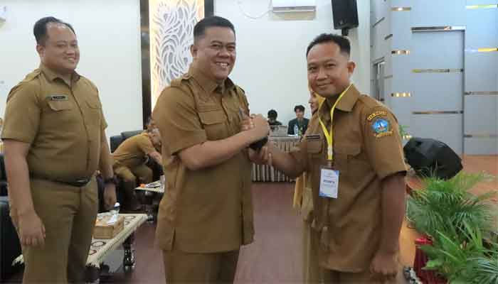 Sekretaris Daerah, Ronny Kartika saat membuka Pelatihan bagi Admin Medsos Resmi Milik Pemkab Bintan