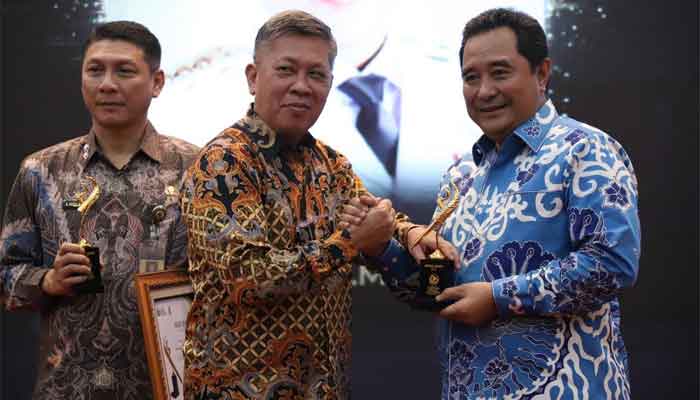 Dirjen Polpum Kemendagri, Bahtiar Baharuddin menerima penghargaan Pena Emas dari Forum Pimpinan Redaksi Multimedia Indonesia