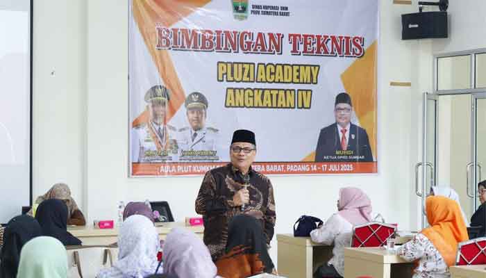 Ketua DPRD Sumbar, Muhidi saat menjadi narasumber dalam kegiatan Bimbingan Teknis (Bimtek) Pluzi Academy Angkatan IV di Aula PLUT KUMKM Dinas Koperasi dan UMKM Sumbar