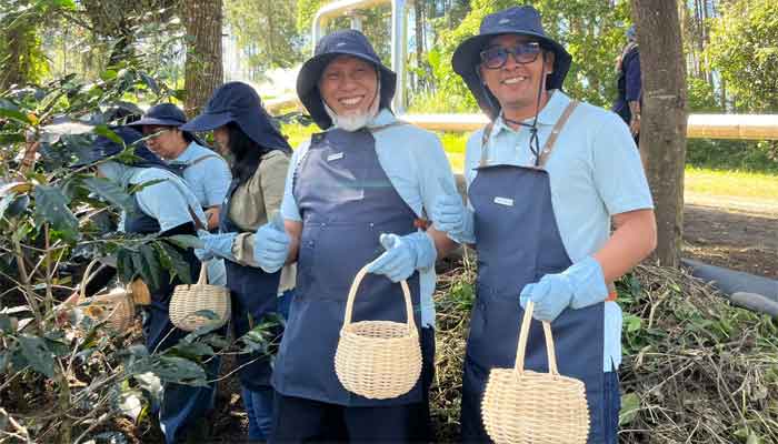 Gubernur Sumbar, Mahyeldi Ansharullah menghadiri acara Panen Bersama Kopi Kamojang di area Geothermal Kamojang, Kabupaten Garut, Jawa Barat