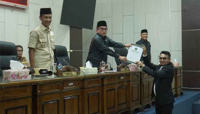 Pemkab Solsel Sampaikan Nota Pengantar Rancangan Perubahan KUA dan PPAS APBD 2025 ke DPRD setempat