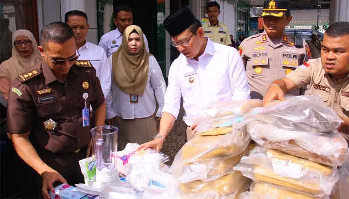 Wako Zulmaeta Hadiri Pemusnahan Barang Bukti Tindak Pidana Umum di Kejari Payakumbuh