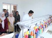 Bupati Bintan, Roby Kurniawan bersama Wakil Bupati Deby Maryanti meninjau Sentra Fashion di Seri Kuala Lobam