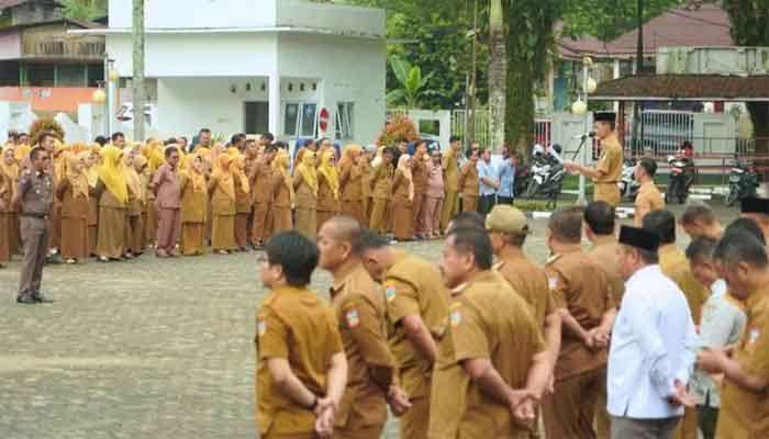 Pemerintah Kabupaten Solok Selatan memperingati Hari Keluarga Nasional (Harganas) ke-32 bersamaan dengan pelaksanaan Apel Gabungan ASN di Halaman Kantor Bupati setempat