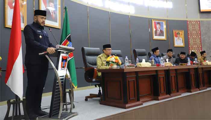 Wali Kota Padang, Fadly Amran dalam rapat paripurna DPRD