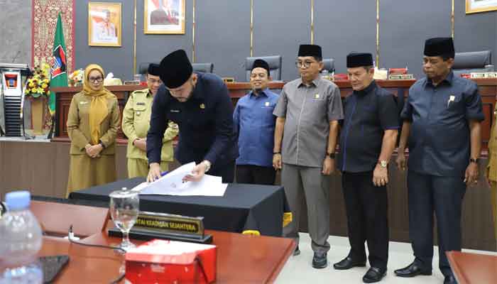 Wali Kota Padang, Fadly Amran menandatangani penetapan RPJMD 2025-2029