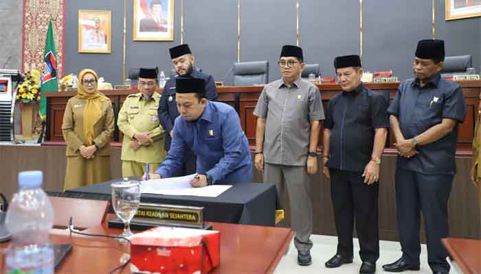 Ketua DPRD Padang, Muharlion menandatangani penetapan RPJMD 2025-2029