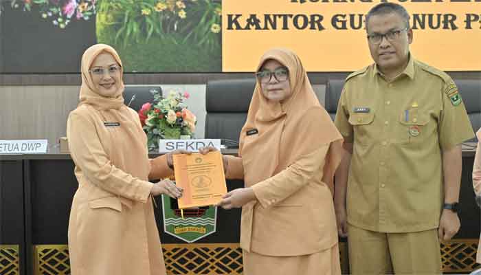 Serah terima jabatan Ketua DWP Sumbar