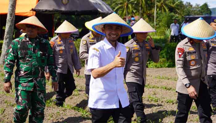 Tim Monev Baharkam Polri dan Wakapolda Sumbar Tanam Jagung Serentak di Padang Panjang