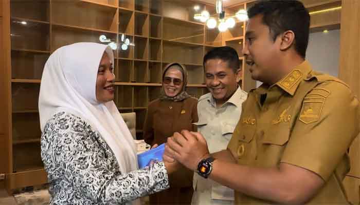 Bidan Dona Lubis (46), bersama Wakil Gubernur, Vasko Ruseimy didampingi Kepala Dinas Kesehatan Sumbar, Lila Yanwar