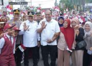 Bupati dan Wakil Bupati Asahan Bagikan Bendera Merah Putih di Jalanan