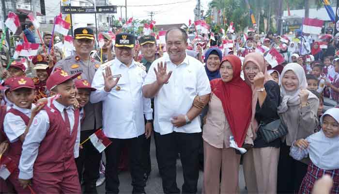 Bupati dan Wakil Bupati Asahan Bagikan Bendera Merah Putih di Jalanan