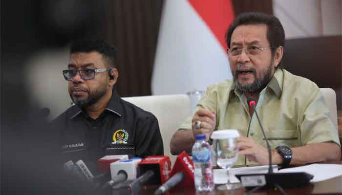 Ketua MPR for Papua, Yorrys Raweyai (kanan) bersama Sekretaris Filep Wamafma