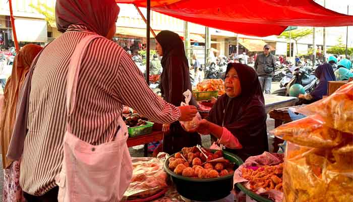 Menjaga Cita Rasa Kue Tradisional di Hari Balai Pasar Pusat Padang Panjang