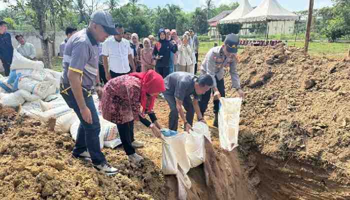 Kajari Sijunjung, Rina Idawani, melakukan pemusnahan barang bukti perkara tindak pidana umum yang telah berkekuatan hukum tetap (Inkracht)