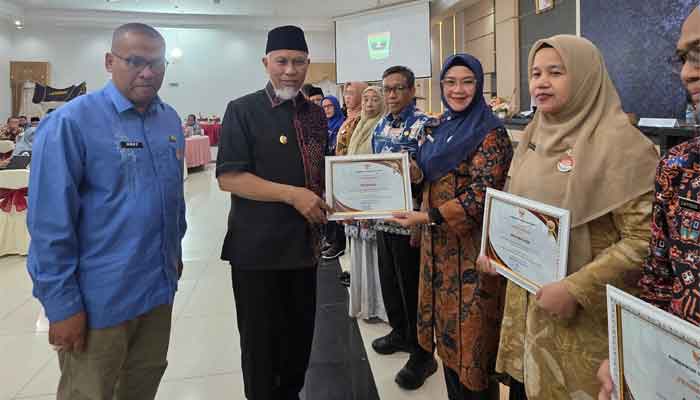 Kepala Biro Organisasi Setdaprov Sumbar, Dina Febriyanti terima penghargaan SAKIP dari Gubernur Mahyeldi