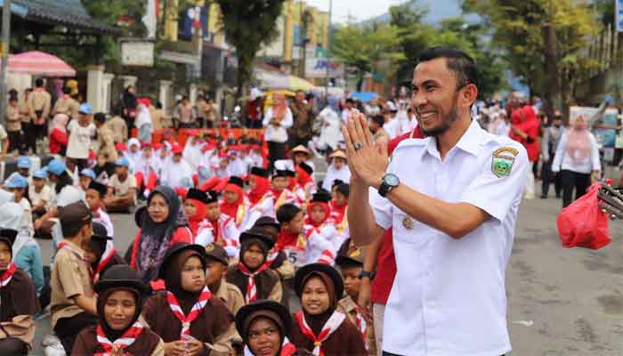 Ribuan Pelajar Padang Panjang Kibarkan Semangat Kemerdekaan di Lomba Gerak Jalan