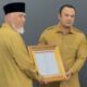 Gubernur Sumatera Barat, Mahyeldi menyerahkan Sertifikat Ketetapan Menteri Kebudayaan terkait pengakuan sebagai WBTb dari kedua tradisi "Tari Baombai dan Bakpo Nan Saraf" kepada Bupati Sijunjung, Benny Dwifa Yuswir