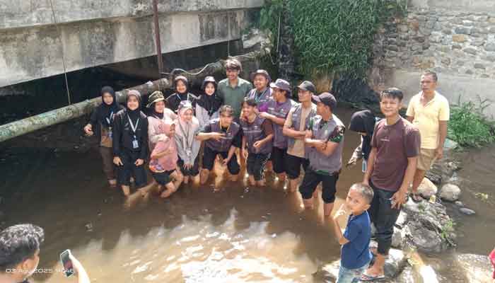 Sultan Alief Baloen Apresiasi Kekompakan Masyarakat Pakan Rabaa Bersama Mahasiswa KKN Membersihkan Sungai