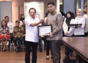 Mendagri Terima Penghargaan di Hari Perumahan Nasional 2025