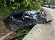 Laka Lantas dengan Truk Fuso, Sebuah Mobil Honda HRV Ringsek di Simancung Sijunjung