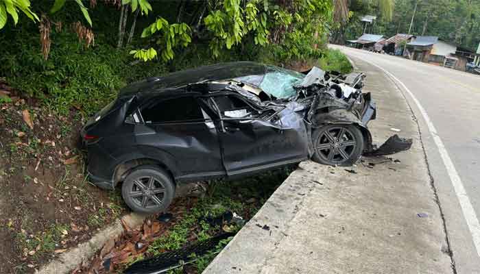 Sebuah Mobil Honda HRV Ringsek di Simancung Sijunjung