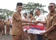 Pemkab Solsel Bagikan Bendera Merah Putih ke Masyarakat