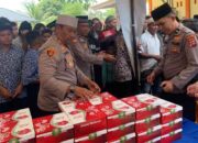 Polsek Kamang Baru Bagikan Nasi Kotak dari Kapolres Sijunjung kepada Jemaah Masjid Agung Al Madani