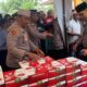 Polsek Kamang Baru Bagikan Nasi Kotak dari Kapolres Sijunjung kepada Jemaah Masjid Agung Al Madani