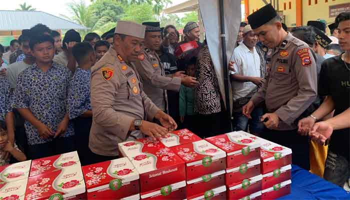 Polsek Kamang Baru Bagikan Nasi Kotak dari Kapolres Sijunjung kepada Jemaah Masjid Agung Al Madani