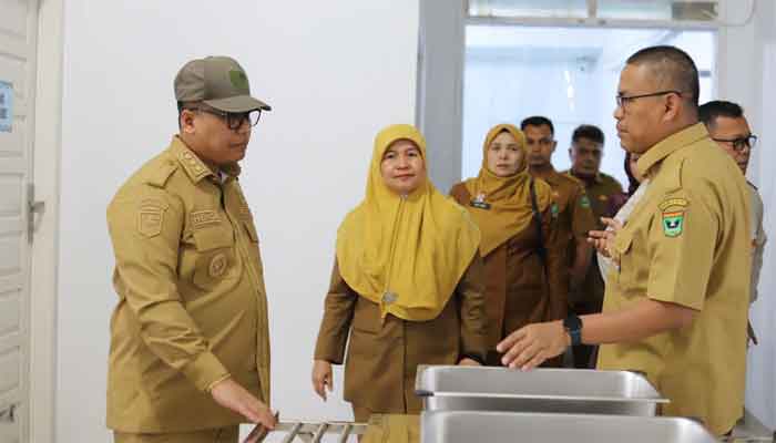 Sekdaprov Sumbar, Arry Yuswandi tinjau Fasilitas Produksi MBG di Padang Panjang