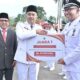 Wagub Sumbar, Vasko Ruseymi serahkan penghargaan saat Upacara Penurunan Bendera HUT RI ke-80