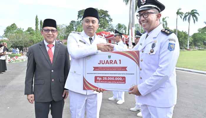Wagub Sumbar, Vasko Ruseymi serahkan penghargaan saat Upacara Penurunan Bendera HUT RI ke-80