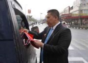 Wako Padang Panjang dan Forkopimda Bagikan Bendera di Tengah Hujan