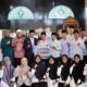 Bupati Jon Firman Pandu bersama Ketua BAZNAS Kabupaten Solok juga menyerahkan secara simbolis bantuan pendidikan untuk mahasiswa Timur Tengah