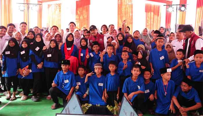 Menteri Sosial Saifullah Yusuf didampingi Kepala Sekolah Rakyat Terintegrasi 1 Cirebon Khaerunisa menyapa siswa Sekolah Rakyat di Kota Cirebon