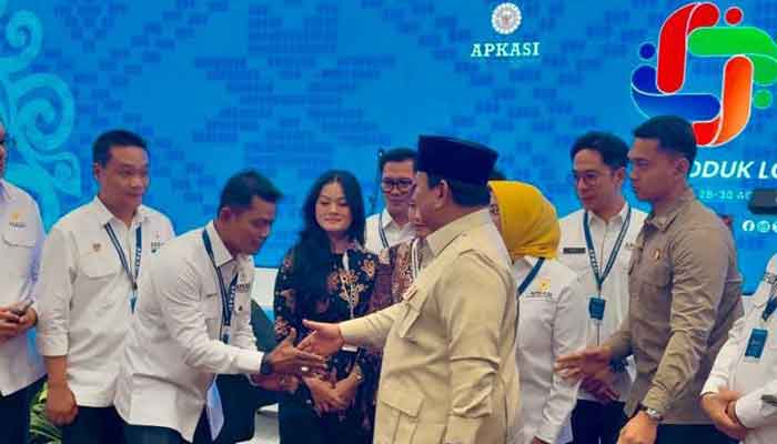 Bupati Solok, Jon Firman Pandu bersalaman dengan Presiden Prabowo Subianto