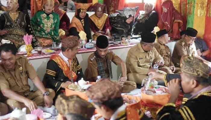 Pemkab Solok Selatan Sambut Baik Budaya Makan Bajamba di Nagari Kotobaru