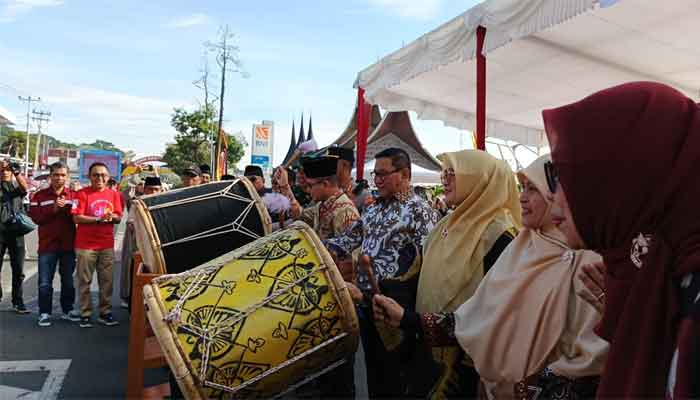 Masyarakat Bukittinggi Antusias Saksikan Pawai Alegoris HUT RI ke-80 1 Pawai Alegoris HUT RI ke-80 di Kota Bukittinggi
