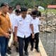 Wagub Sumbar, Vasko Ruseymi saat peninjauan kondisi Jembatan Sementara di Nagari Koto Rawang