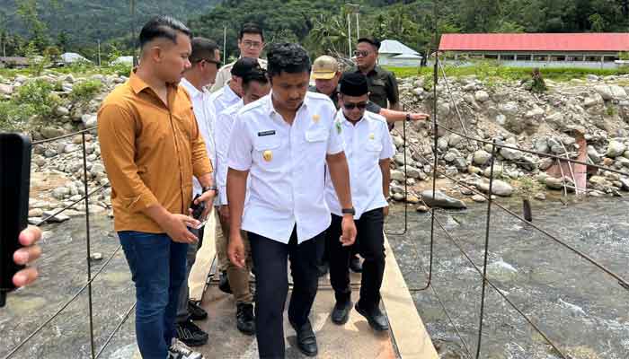 Wagub Sumbar Tinjau Kondisi Jembatan Sementara di Nagari Koto Rawang Pessel 1 Wagub Sumbar, Vasko Ruseymi saat peninjauan kondisi Jembatan Sementara di Nagari Koto Rawang