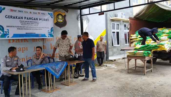 Bulog bersama Polsek Bayung Lencir Salurkan 6 Ton Beras SPHP