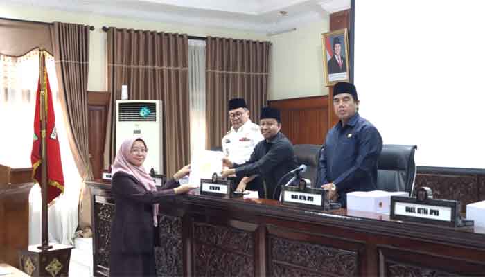 Ranperda SPBE dan Rencana RPPLH 2025-2055 Disetujui, Pemko Bukittinggi Juga Hantarkan Ranperda Perubahan APBD 2025 2 Juru bicara pansus SPBE Elfianis.