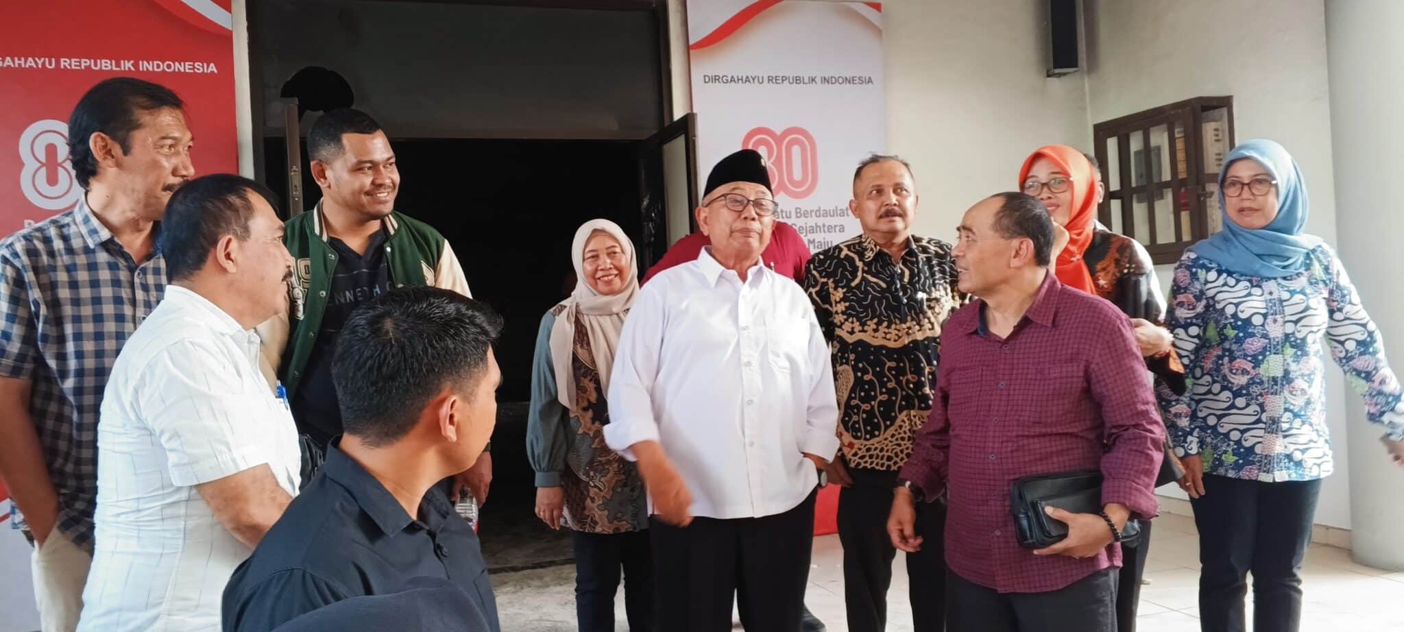 Bupati Blitar Tinjau Reruntuhan DPRD Usai Dibakar Massa, Tegaskan Segera Revitalisasi 1 IMG 20250901 123427 611 scaled