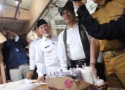 Menteri Pertanian (Mentan), Andi Amran Sulaiman meninjau penyaluran beras Stabilisasi Pasokan dan Harga Pangan (SPHP) di Pasar Lubuk Buaya, Padang