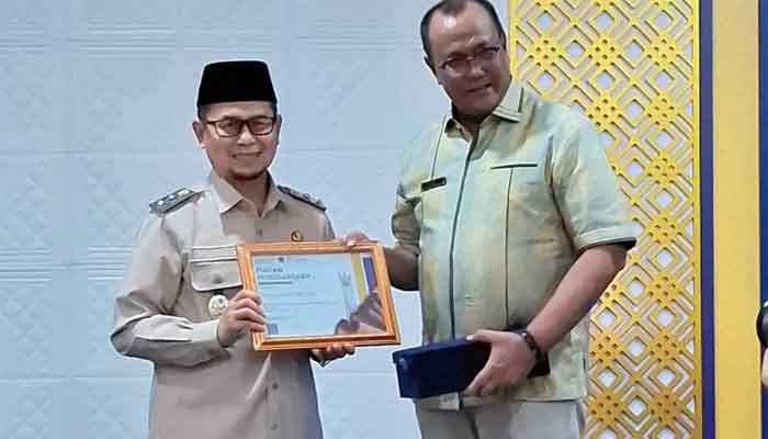 Kementerian Keuangan melalui Kepala KPPN Bukittinggi, Khairil Indra serahkan penghargaan PAD terbaik di Sumatera Barat kepada Wakil Wali Kota Bukittinggi, Ibnu Asis