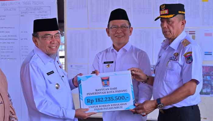 Pemko Padang Bersama Baznas Salurkan Bantuan Penanganan Dampak Kebakaran Pasar Payakumbuh 1 Pemko Padang Bersama Baznas Salurkan Bantuan Penanganan Dampak Kebakaran Pasar Payakumbuh