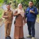 Kepala Dinas PUPR Kabupaten Sijunjung, Dainis Suryani (tengah) saat meninjau pengerjaan Ruas Jalan Tanjung Bonai Aur-Tamparungo di Kecamatan Sumpur Kudus